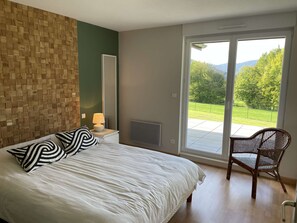 5 bedrooms, desk, iron/ironing board, free WiFi