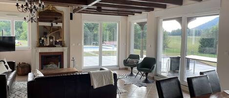 Smart TV, fireplace, DVD player, table tennis