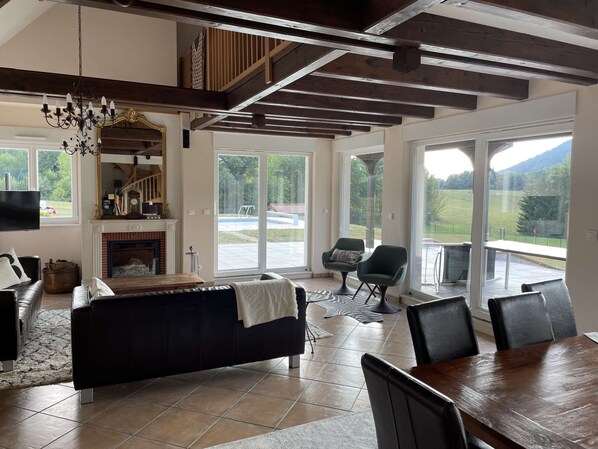 Smart TV, fireplace, DVD player, ping pong