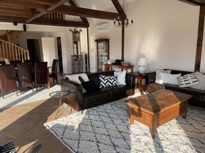 TV connectée, cheminée, lecteur de DVD, table de tennis de table