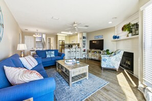 Living area - Ocean Mile H-2 - Beach Front, Pet Friendly, Community Pool! (St. George Island)
