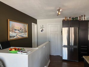 Interior - Cheerful Waterfront Cottage on Howe's Lake (South Fronstenac)