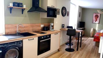 Réfrigérateur, micro-ondes, four, plaque de cuisson