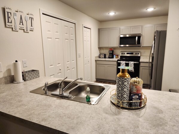 Réfrigérateur, micro-ondes, four, plaque de cuisson