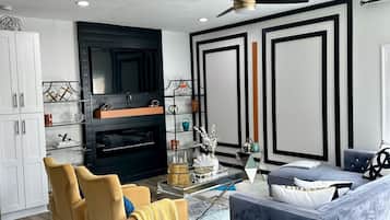 TV connectée, cheminée, livres
