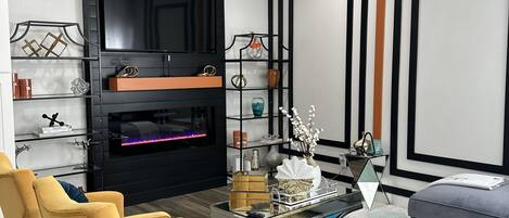 TV connectée, cheminée, livres