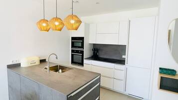 Großer Kühlschrank, Mikrowelle, Ofen, Herdplatte