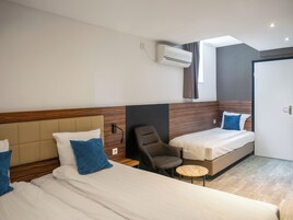 Habitación triple estándar | Escritorio, sistema de insonorización, tabla de planchar con plancha