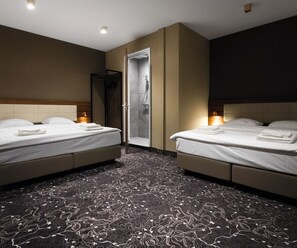 Deluxe Quadruple Room | Desk, soundproofing, iron/ironing board, free WiFi - Amsterdam Lake Hotel  (Badhoevedorp)