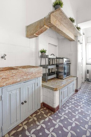 Køleskab, mikrobølgeovn, ovn, kogeplade