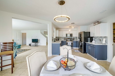 3 Living Areas & Community Pool: Camby Retreat