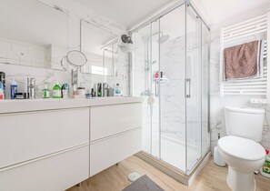 Shower, hair dryer, towels, soap - Housing Chueca by Sharing Co (Madrid)