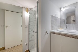 Douche, sèche-cheveux, serviettes fournies, savon