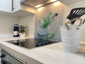 Kjøleskap, mikrobølgeovn, ovn og vannkoker