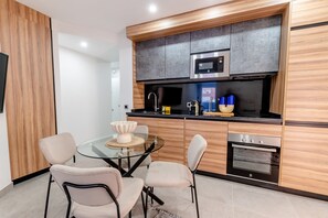 Kjøleskap, mikrobølgeovn, ovn og oppvaskmaskin