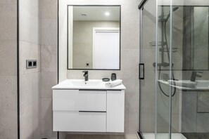 Dusj, hårføner, håndklær og såpe