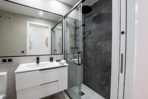 Doccia, asciugacapelli, asciugamani, sapone