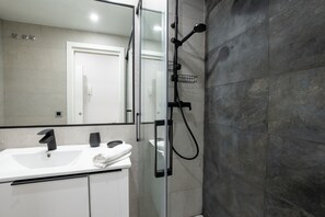 Dusj, hårføner, håndklær og såpe