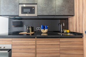 Kjøleskap, mikrobølgeovn, ovn og oppvaskmaskin