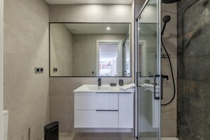 Dusj, hårføner, håndklær og såpe