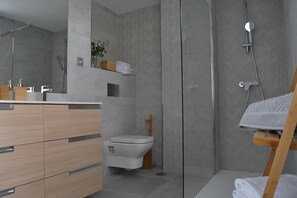Een douche, een haardroger, handdoeken, zeep