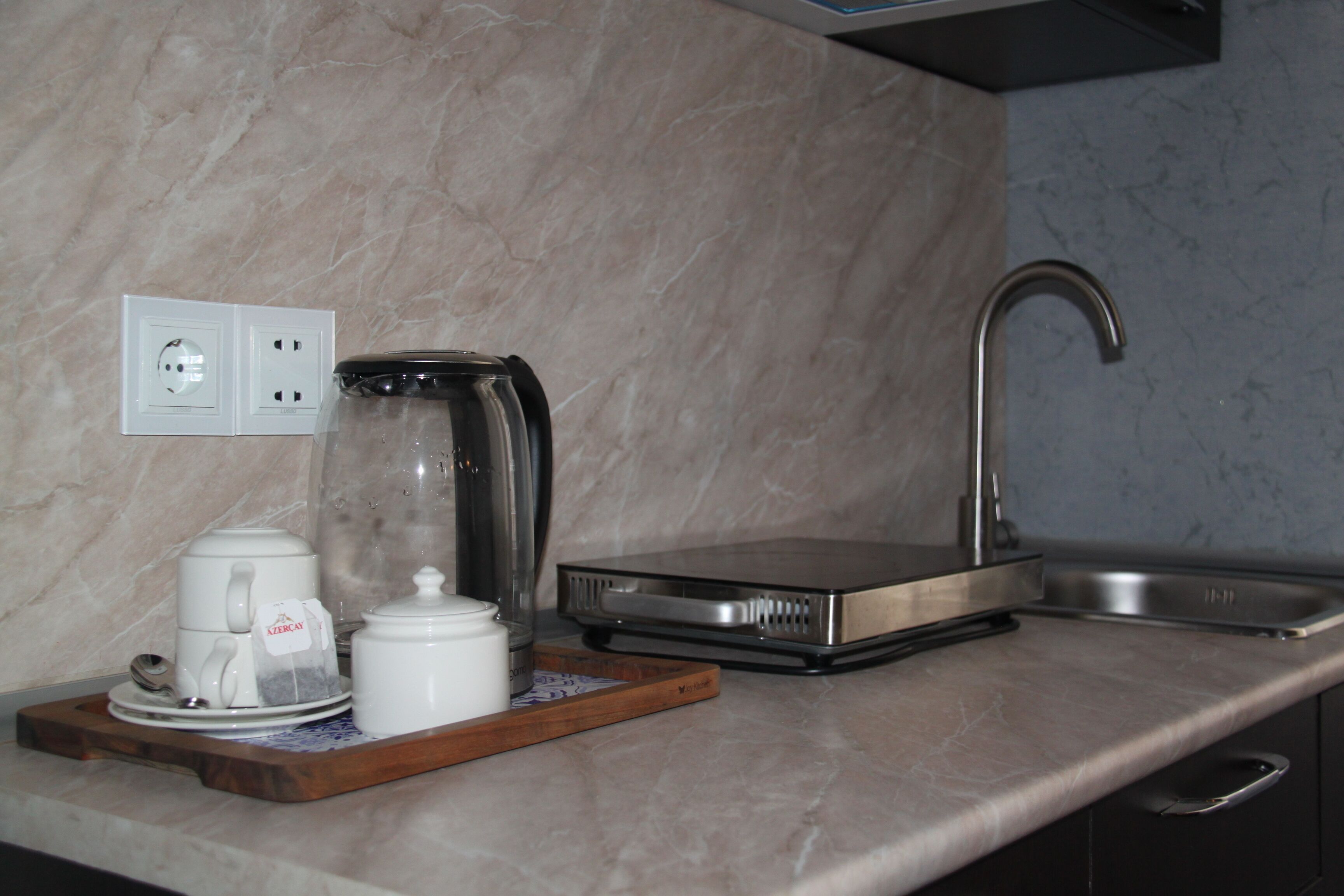 Una cocina con cafetera, tostadora y pileta.