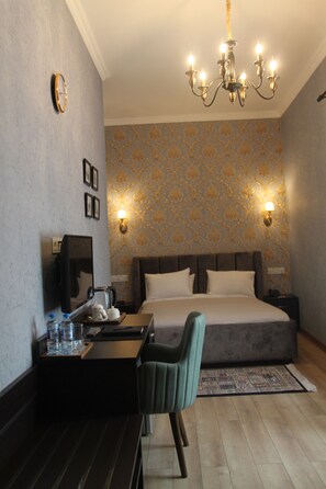 Standard room with 1 Queen bed | In-room safe, desk, blackout drapes, soundproofing - 1883 Boutique Hotel (Baku)