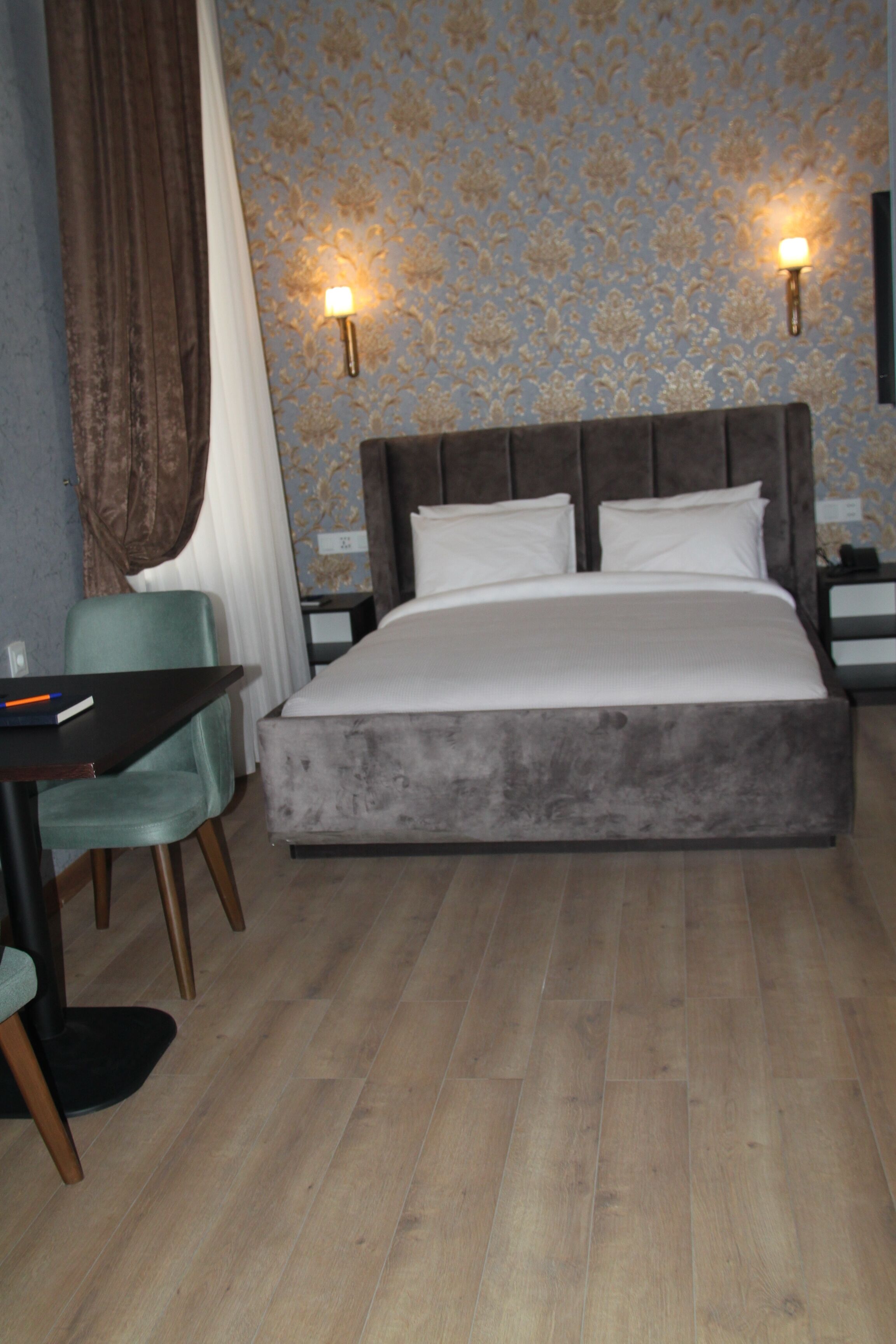 Superior-huone | Tallelokero huoneessa, työpöytä, pimennysverhot, äänieristys