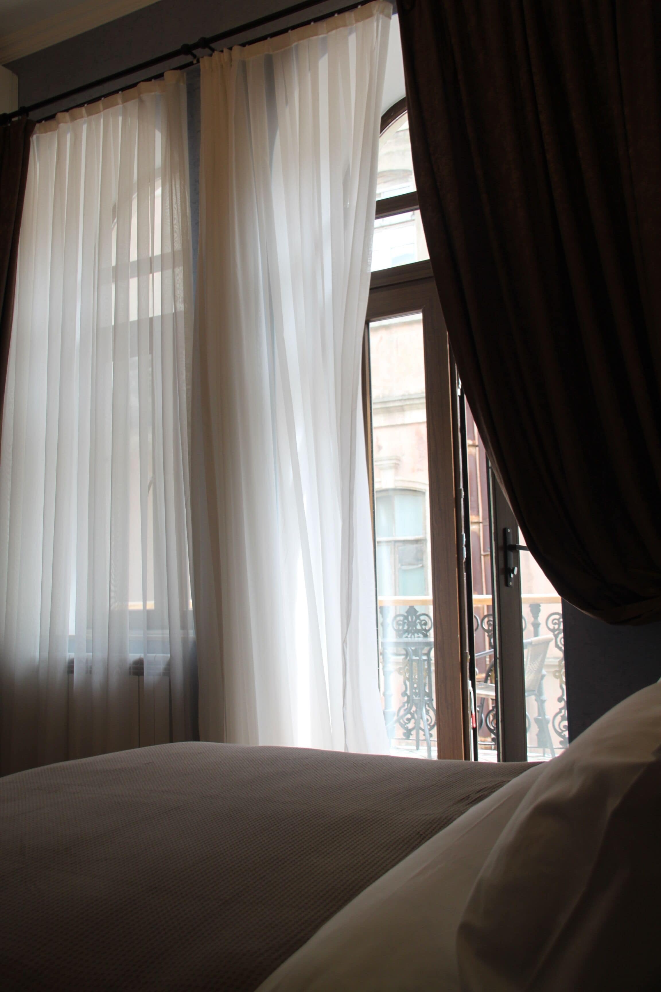 舒适单人房, 1 张大床, 阳台 | 客房内保险箱、办公桌、遮光窗帘、隔音