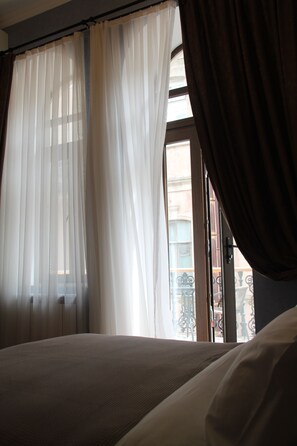 Comfort-Einzelzimmer, 1 Queen-Bett, Balkon | Zimmersafe, Schreibtisch, Verdunkelungsvorhänge, schallisolierte Zimmer