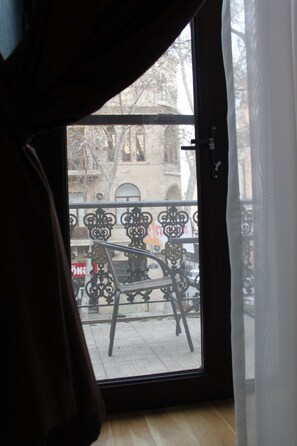 Luxury-Zimmer, 2 Schlafzimmer, Balkon, Stadtblick | Zimmersafe, Schreibtisch, Verdunkelungsvorhänge, schallisolierte Zimmer