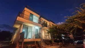A multi-story building with balconies and staircases. - Vista Hermosa Glamping & Cabañas (La Mesa)