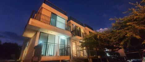 Un edificio de varios pisos con balcones y escaleras.