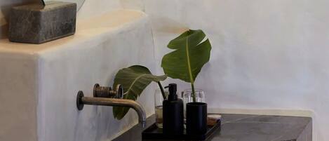 Toalhas de banho, sabonete, shampoo