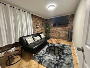 Smart TV, fireplace - Short Walk to the Falls,SuperLargeApt,Free parking (Niagara Falls)