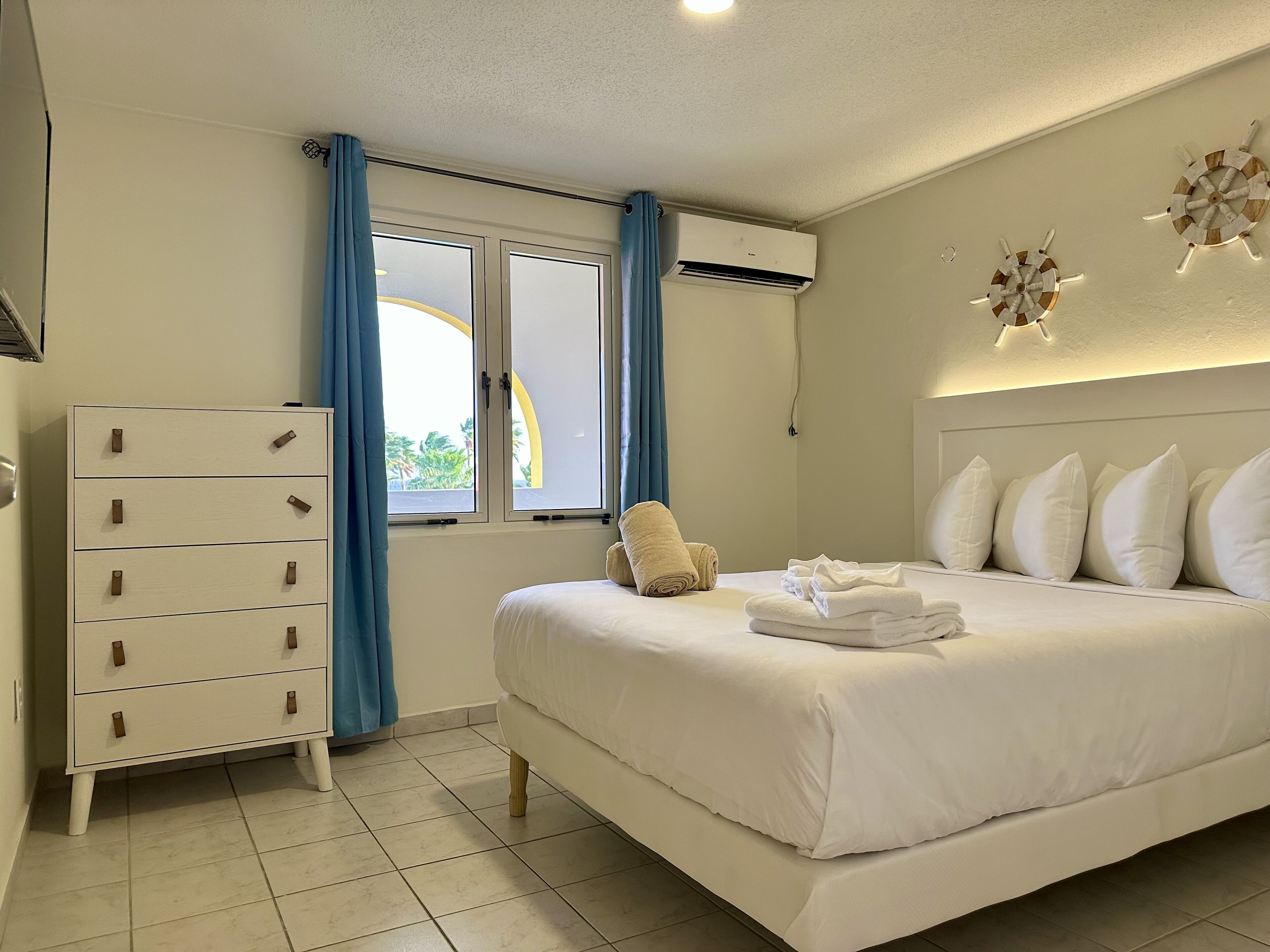 2 bedroom apartment seaview | Premium bedding, memory foam beds, in-room safe, laptop workspace