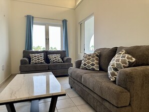 Premium-Apartment, 2 Schlafzimmer, Meerblick | Wohnzimmer | Smart-TV