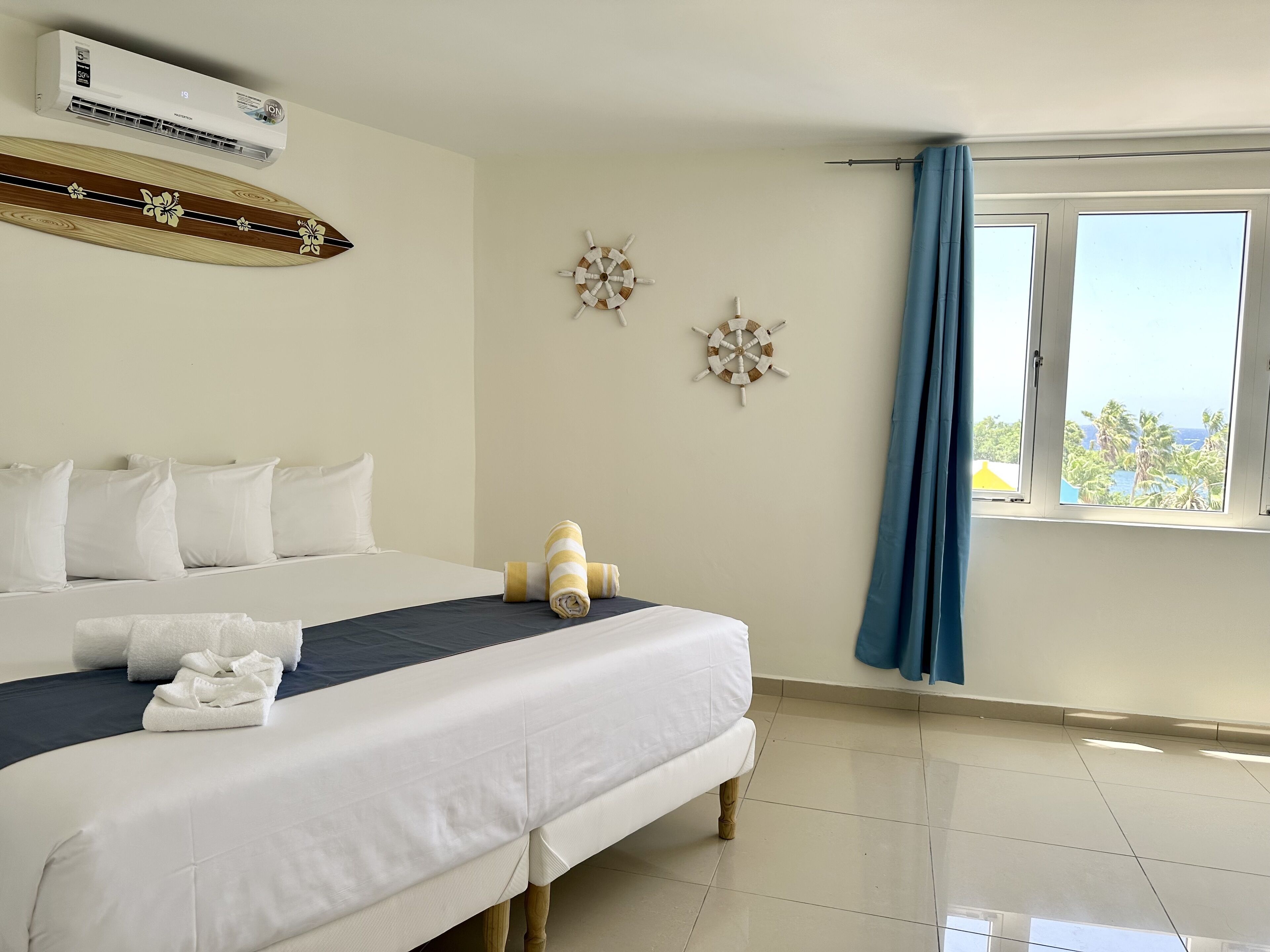 Ylelliset vuodevaatteet, memory foam -patjalliset sängyt