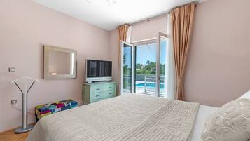 1 bedroom, in-room safe, iron/ironing board, free WiFi