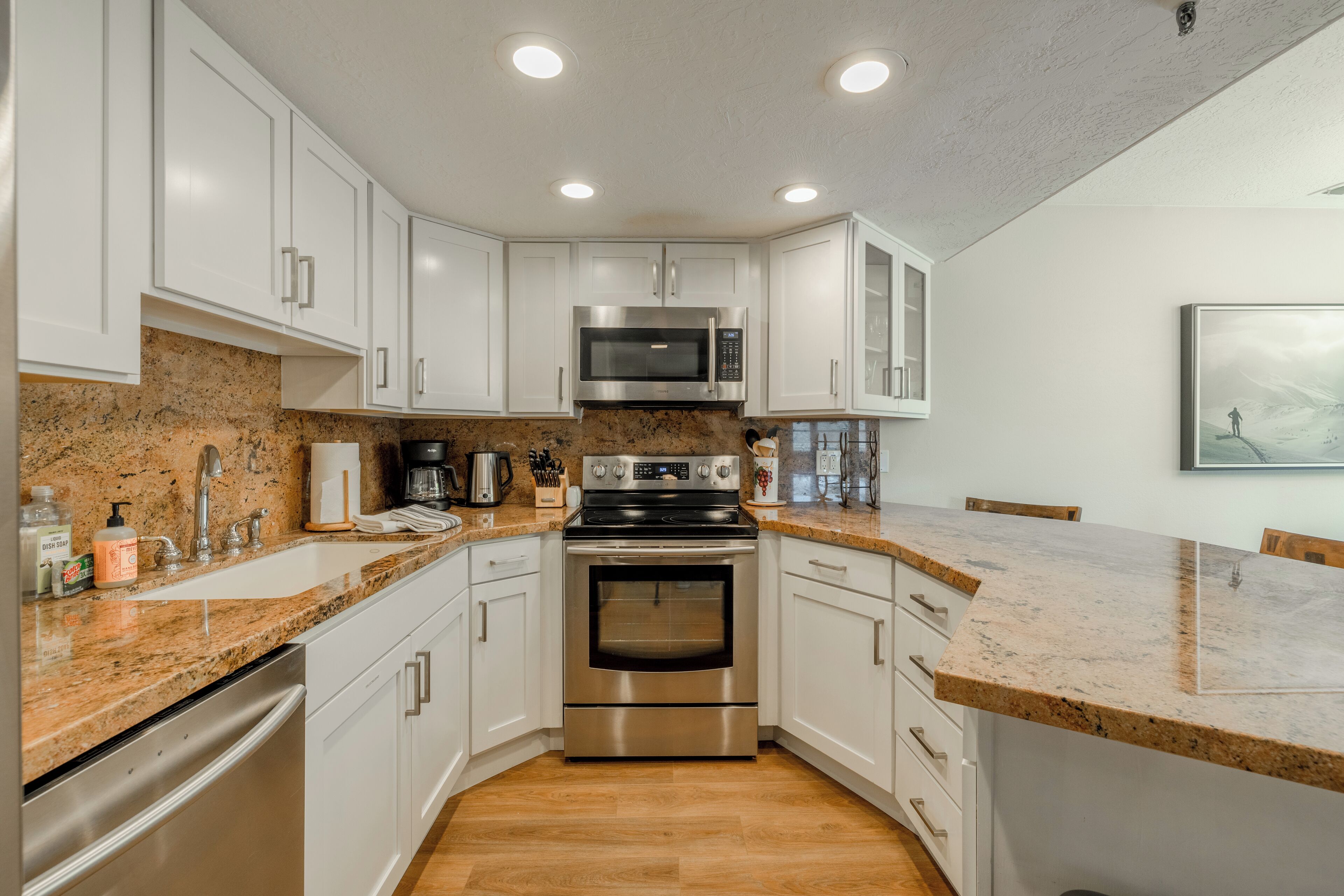 Een koelkast, een microgolfoven, een oven, een kookplaat