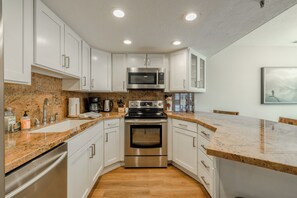 Fridge, microwave, oven, stovetop - 3 Bdrm Old Town Condo - 4 minute walk to Main Street - Sauna and Hot Tub (Park City)