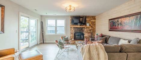 Smart TV, chimenea y libros