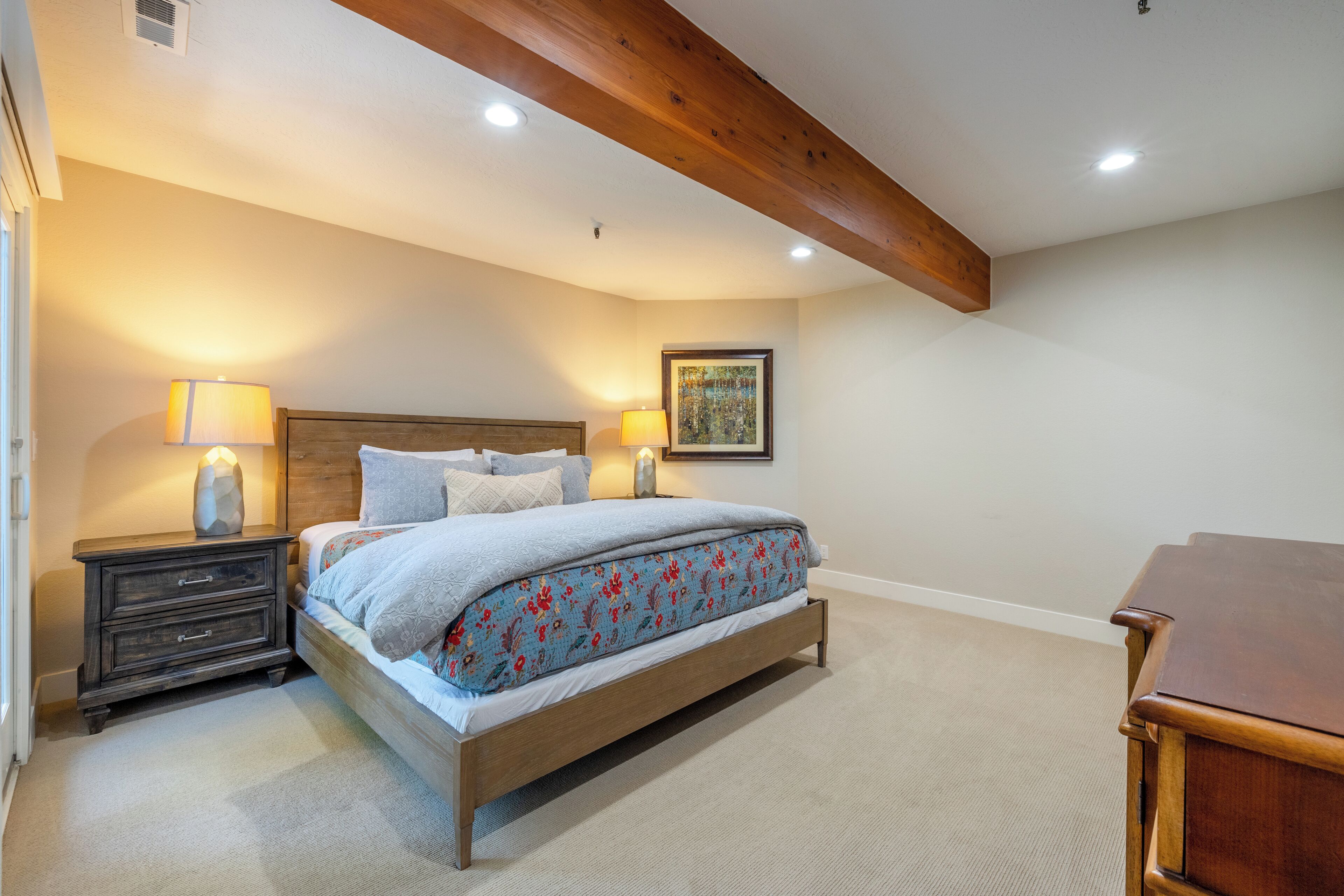 3 habitaciones, tabla de planchar con plancha y cuna de viaje 