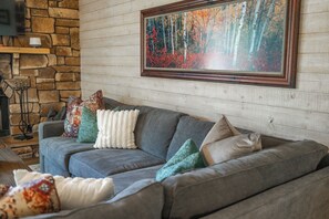 Smart-TV, Kamin, Bücher