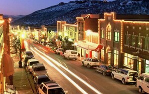 Third-party on-site parking - 3 Bdrm Old Town Condo - 4 minute walk to Main Street - Sauna and Hot Tub (Park City)