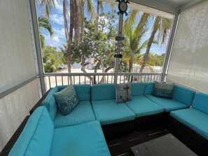 Smart TV, stereo - New! Oceanview Oasis whole house - Theater - Screened Porch - Sundeck - Grill (Marathon)