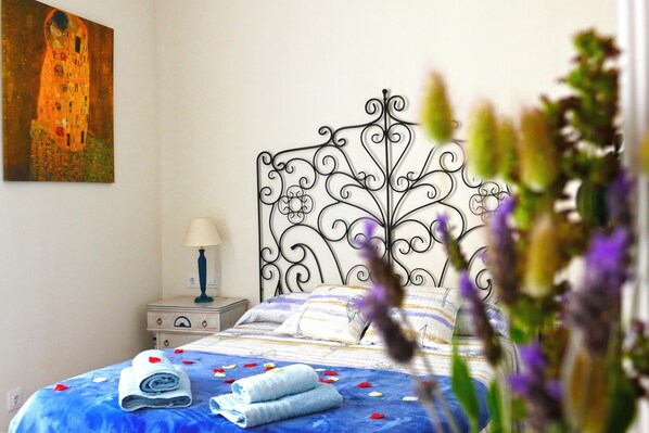 3 bedrooms, in-room safe, iron/ironing board, travel cot - House for 7 · 100m Beach · Terrace & Parking · Arenys de Mar
3️⃣ (80 caracteres) (Arenys de Mar)