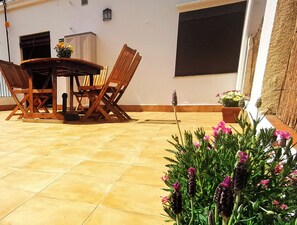 Outdoor dining - House for 7 · 100m Beach · Terrace & Parking · Arenys de Mar
3️⃣ (80 caracteres) (Arenys de Mar)