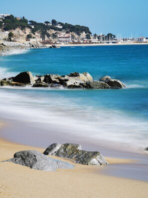 On the beach, beach towels - House for 7 · 100m Beach · Terrace & Parking · Arenys de Mar
3️⃣ (80 caracteres) (Arenys de Mar)