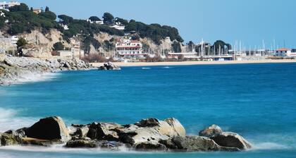 House 100 meters from the beach and 40 km from Barcelona (free parking)